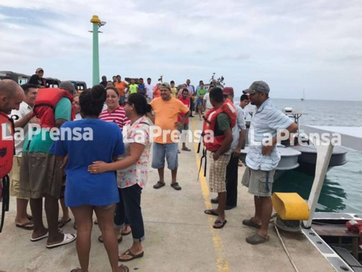 Los tripulantes al ser recibidos con cariño por sus familiares.