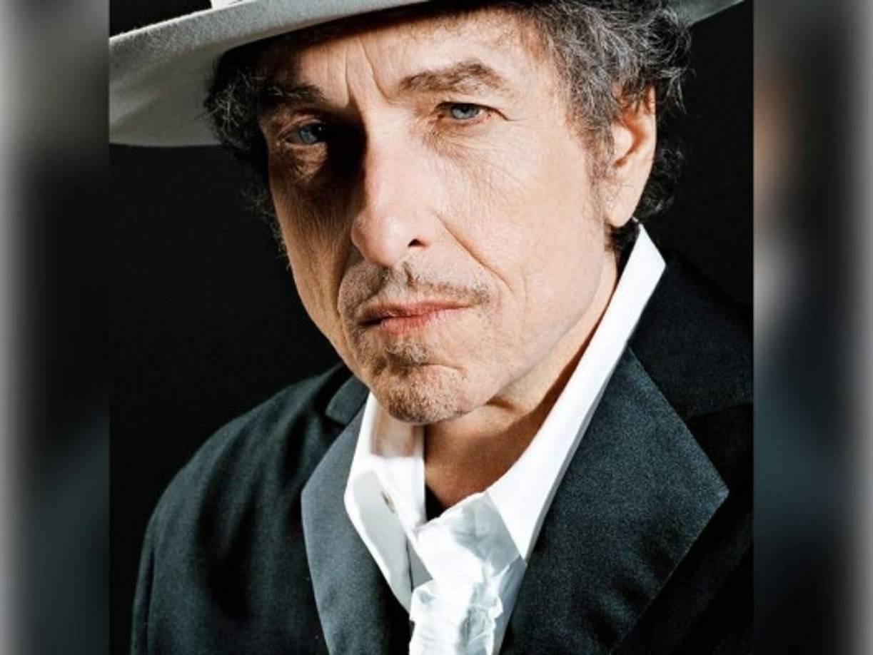 5. Bob Dylan: El premio Nobel de Literatura lo dijo durante una entrevista televisada. Cuando se le preguntó por qué seguía haciendo giras a su edad, él respondió que es porqué hizo un trato con ÉL jefe, el comandante en esta tierra y en el mundo que no podemos ver.<br/><br/>