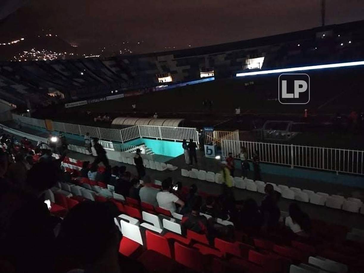 El estadio Nacional Chelato Uclés quedó a oscuras por un buen rato y el partido se retrasó.