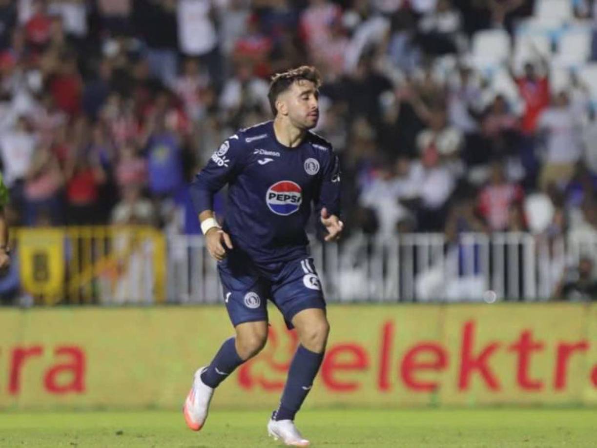 Inclusive un sector de aficionados del Motagua ha lanzado críticas a Auzmendi por su penal errado al minuto 97 del clásico. 