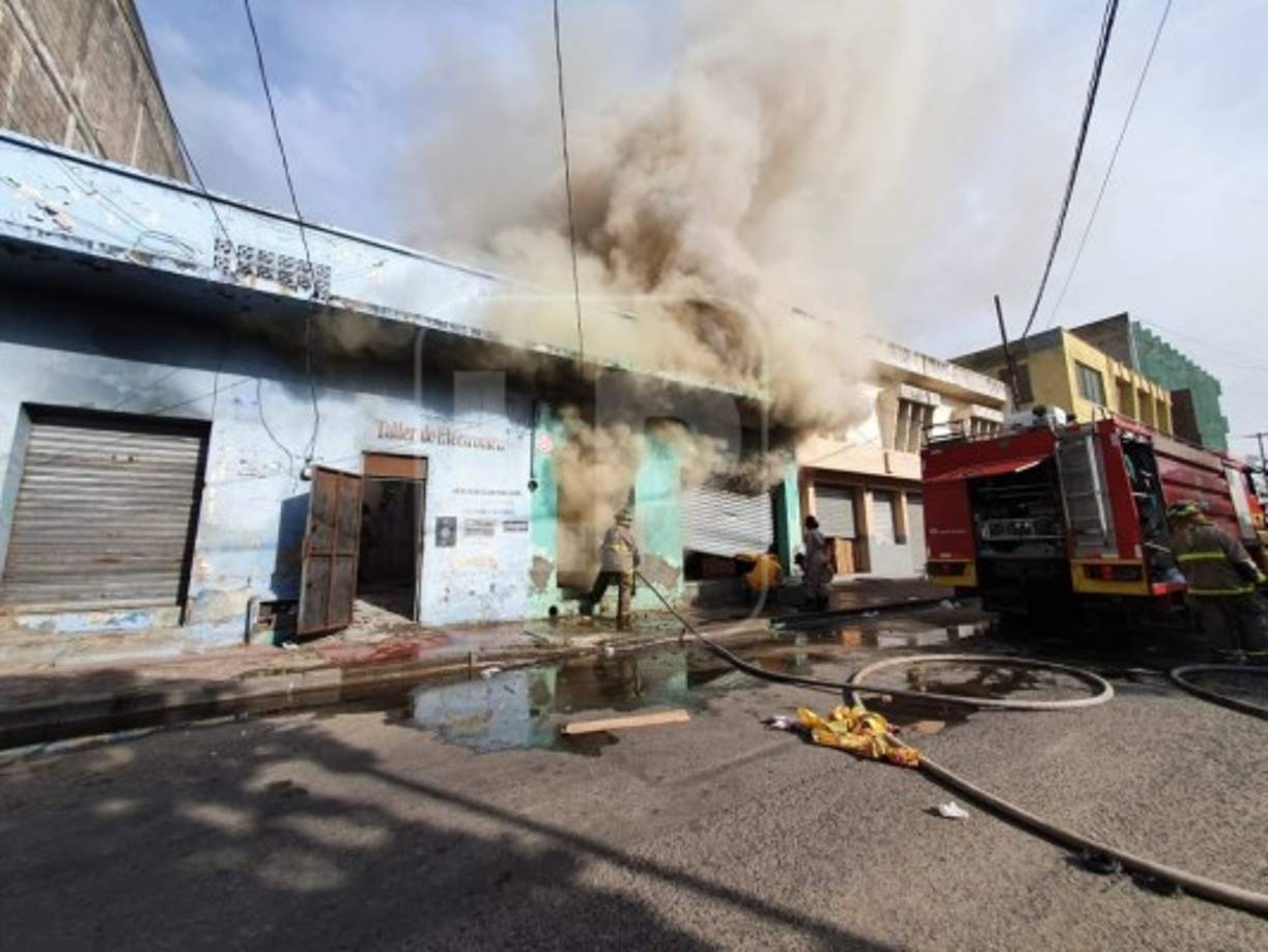 Gracias a la admirable acción de los miembros del Cuerpo de Bomberos no se consumieron todos los negocios que son muy conocidos en la capital industrial.