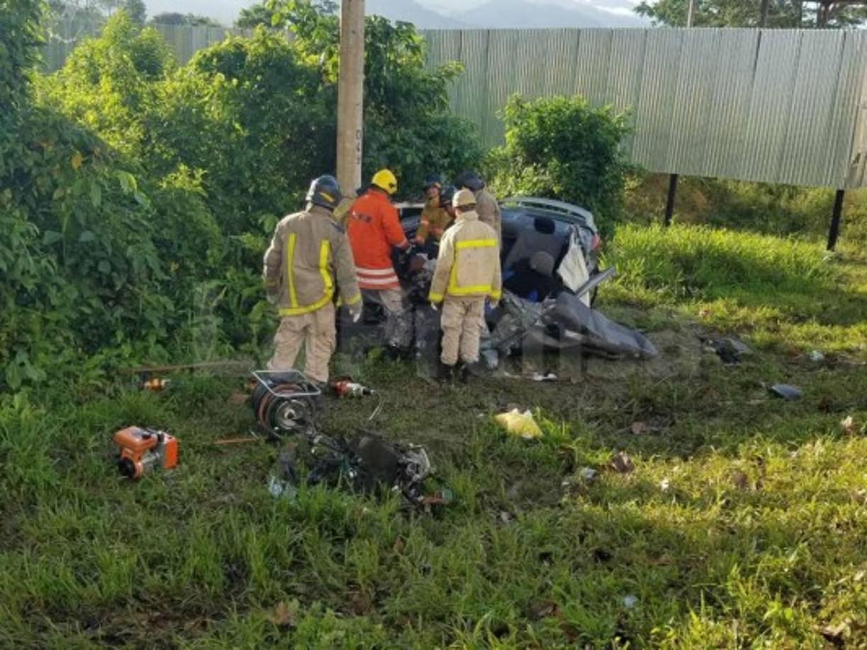 La escena es dantesca, pues varios cadáveres quedaron tirados al lado derecho de la carretera CA-13, que del departamento de Atlántida conduce hacia el departamento de Yoro.<br/>