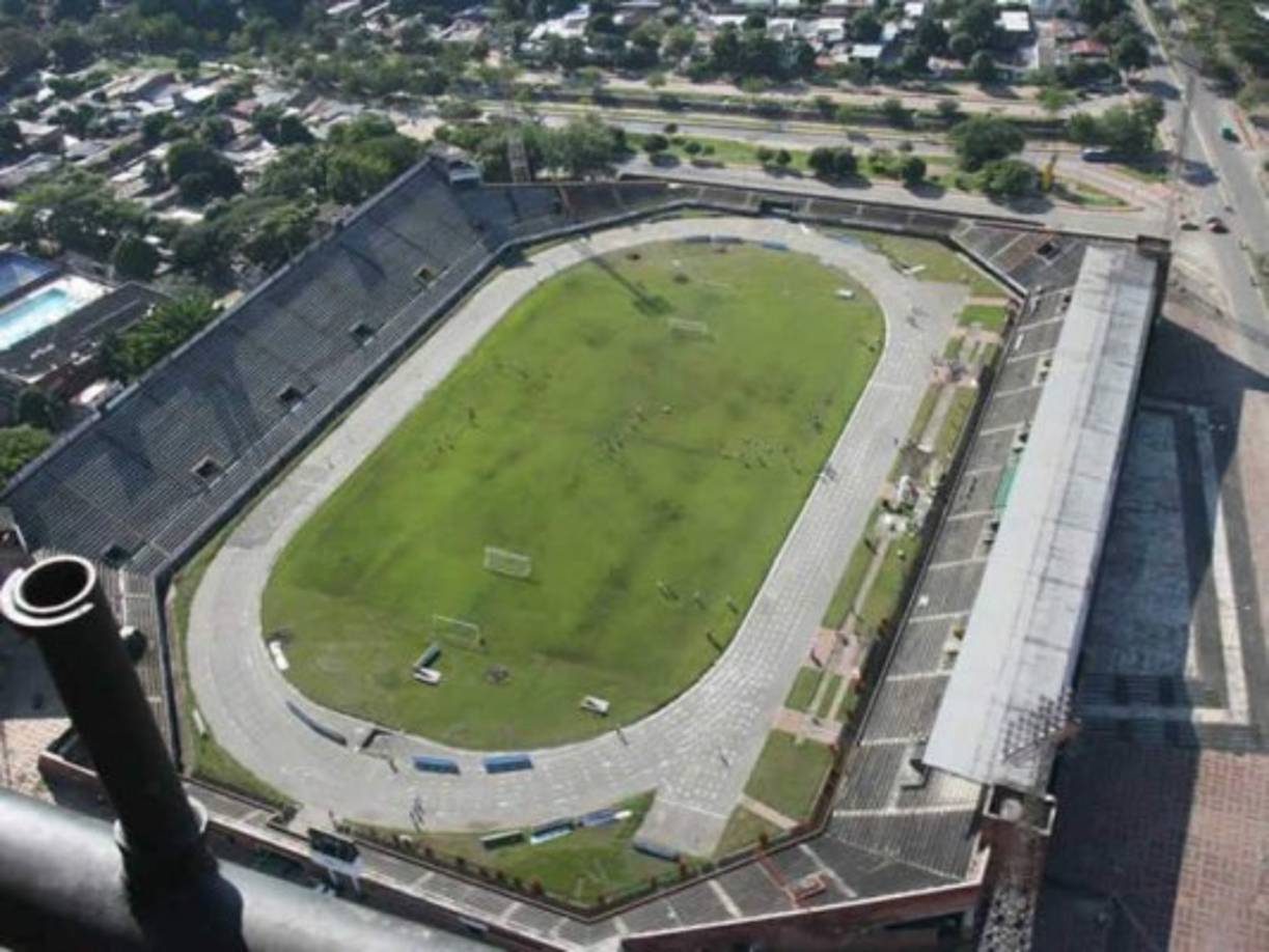 Guillermo Plazas Alcid - Colombia. Obreros de la reestructuración del estadio ‘Guillermo Plazas Alcid’ en Neiva encontraron un entierro, una brujería dentro de la cancha, que al parecer ha impedido que el Atlético Huila consiga la primera estrella del fútbol profesional colombiano.