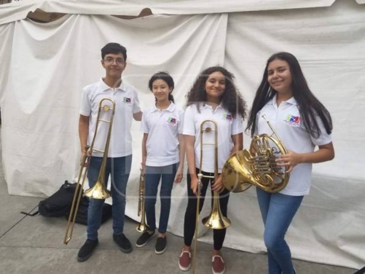 “En enero de 2017 Dennis llegó para realizar una audición y ser parte de la banda. En ese momento hablamos y él me dijo que quería ser un profesional de la música. Dentro de los ejercicios que hicimos están los de canto, y allí noté yo su facilidad para el canto, tiene un timbre de voz muy hermoso y un rango muy agudo. Fue así como le asignamos el instrumento del trombón, y el quedo fascinado porque el sonido del trombón es muy parecido a la voz humada. Él siempre fue muy disciplinado en sus clases, aprendía muy rápido”, recordó el maestro Raúl Rodríguez.