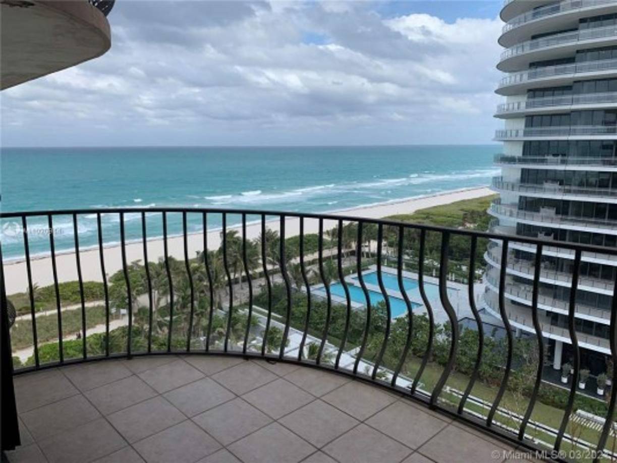 El edificio, construido en 1981, se encuentra en una exclusiva zona Surfside en North Miami, cotizada por varias personalidades estadounidenses y a una cuadra de distancia del nuevo hogar de Ivanka Trump, hija del expresidente de EEUU, Donald Trump.