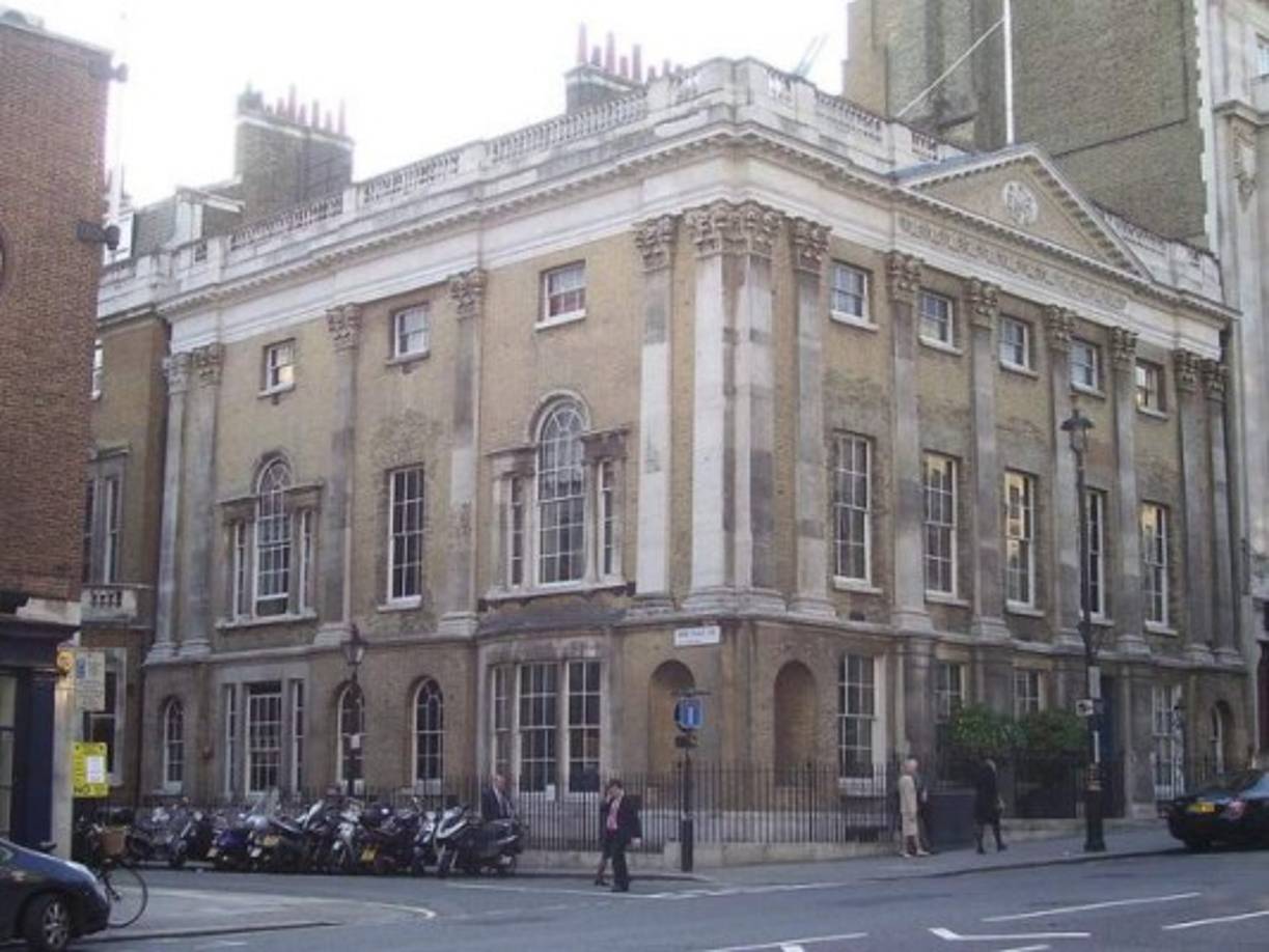 White Gentlemen's Club De Londres, Inglaterra: Es un lugar de reunión de lo más selecto de la sociedad londinense. La actividad más famosa del club es la de las apuestas. Muchos especulan que ahí se reúnen los líderes ingleses que buscan conspirar contra la comunidad internacional.