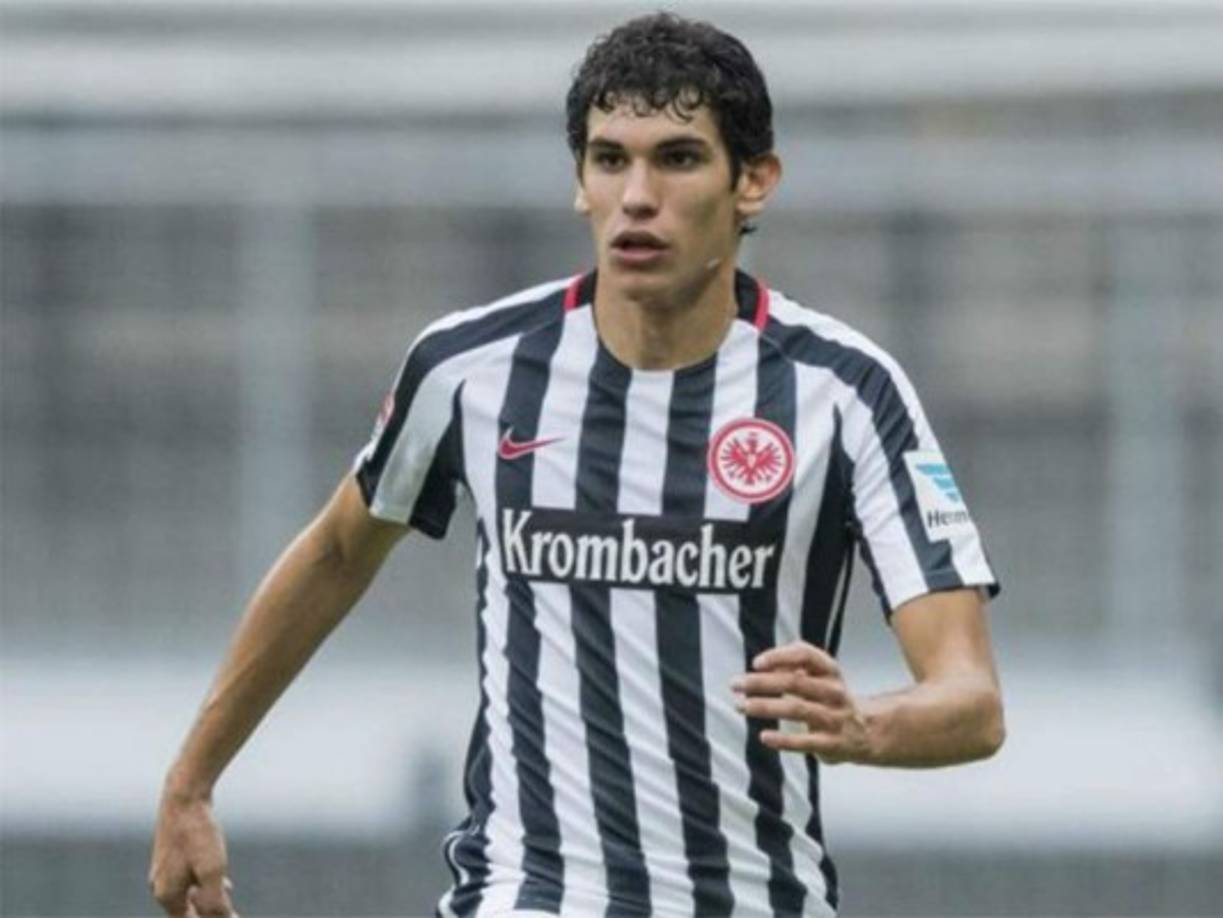 Russia's midfielder Aleksandr Golovin controls the ball during the Russia 2018 World Cup Group A football match between Russia and Saudi Arabia at the Luzhniki Stadium in Moscow on June 14, 2018. / AFP PHOTO / Patrik STOLLARZ / RESTRICTED TO EDITORIAL USE - NO MOBILE PUSH ALERTS/DOWNLOADS