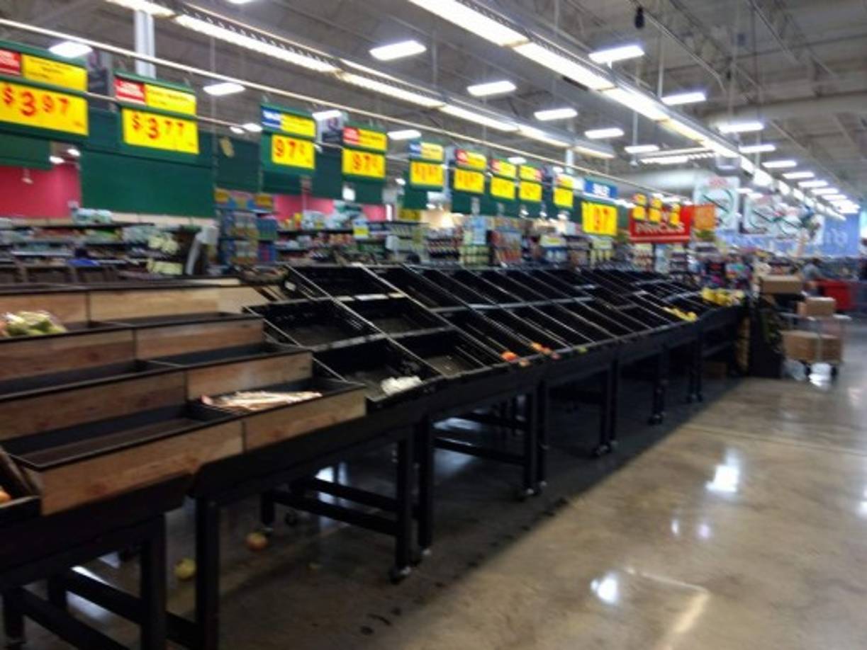 Hondureños viviendo en Texas comparten a través de las redes sociales imágenes de los supermercados con los estantes barridos. Los habitantes han madrugado a comprar provisiones para permanecer en casa seguros y abastecidos.