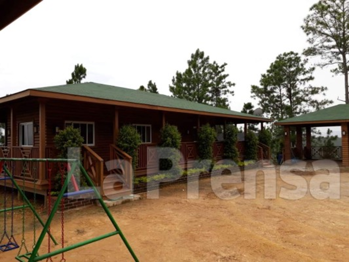 Esta casa de montaña, dentro de la hacienda, fue allanada. Por dentro la misma tiene desde billar hasta un gimnasio privado.