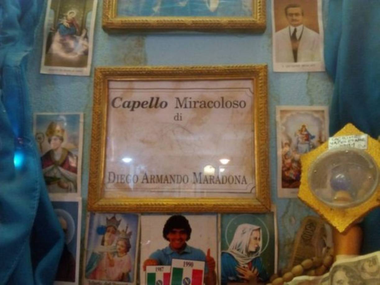 En el Bar Nilo de Nápoles siguen recordando a Maradona y el astro argentino tiene un altar en un altar en donde se encuentra un pelo del astro argentino.