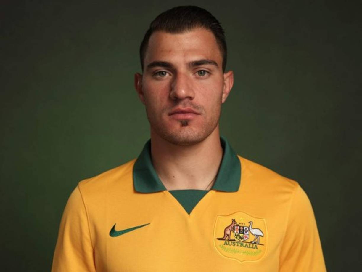 James Troisi: . Juega de extremo y su equipo actual es el Melbourne Victory de la A-League de Australia. Nació en Australia, de padre italiano y madre griega.1 Empezó a jugar fútbol a los 7 años en un equipo dirigido por su padre Albino y en 2001 integró las divisiones menores del Adelaide City, después de su paso por el West Torrens Birkalla.