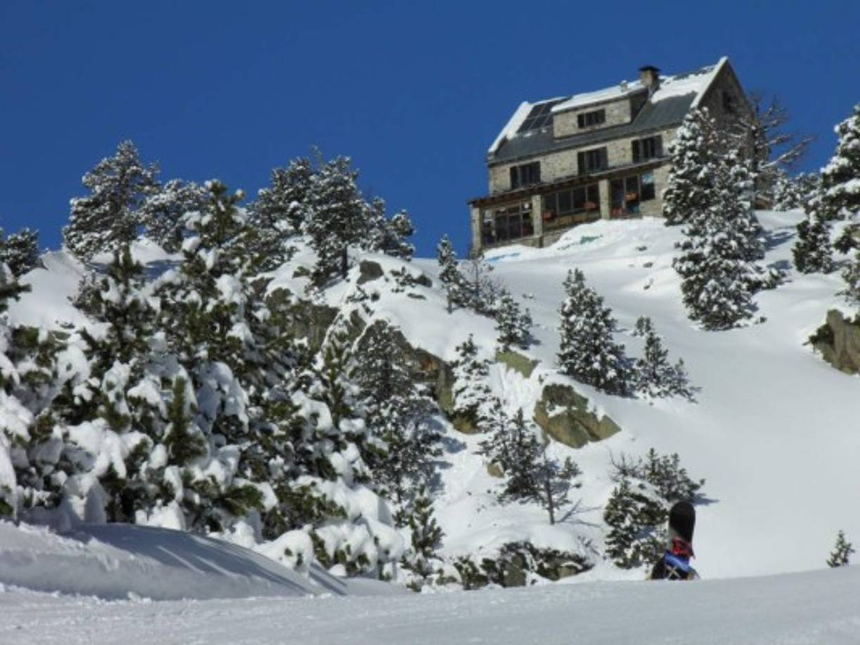Se pueden distinguir cuatro zonas: una claramente de clima alpino y subalpino, una de clima atlántico y dos de clima mediterráneo de montaña alta y de montaña mediana y baja.