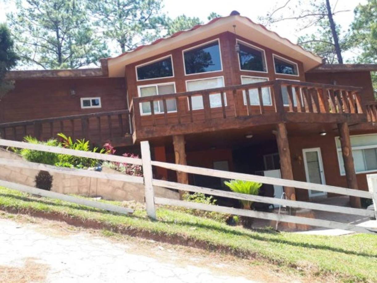 La residencia esta ubicada entre un bosque de pinos, una zona bastante fresca.