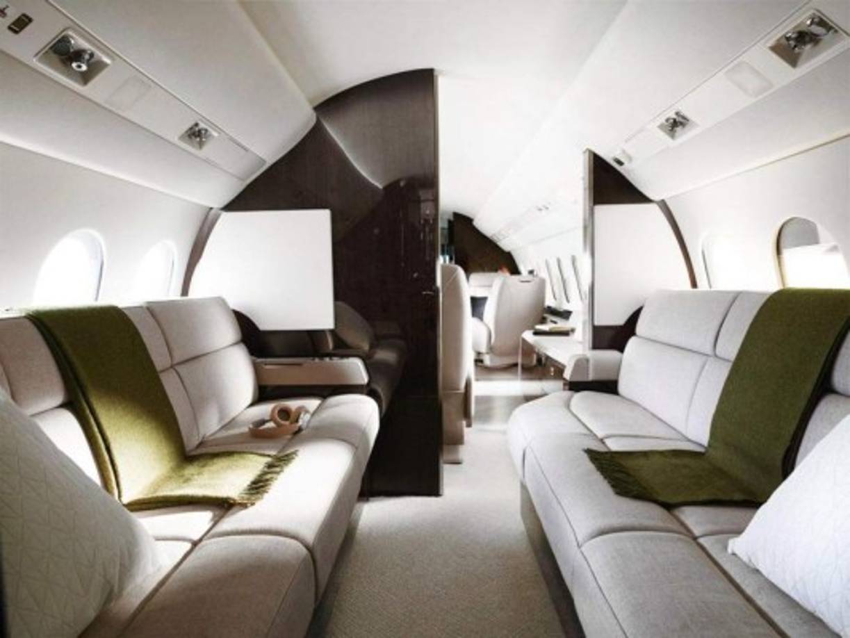 5. Wayne Rooney tiene un avión privado Dassault Falcon 900LX valorado en 15,8 millones de euros.
