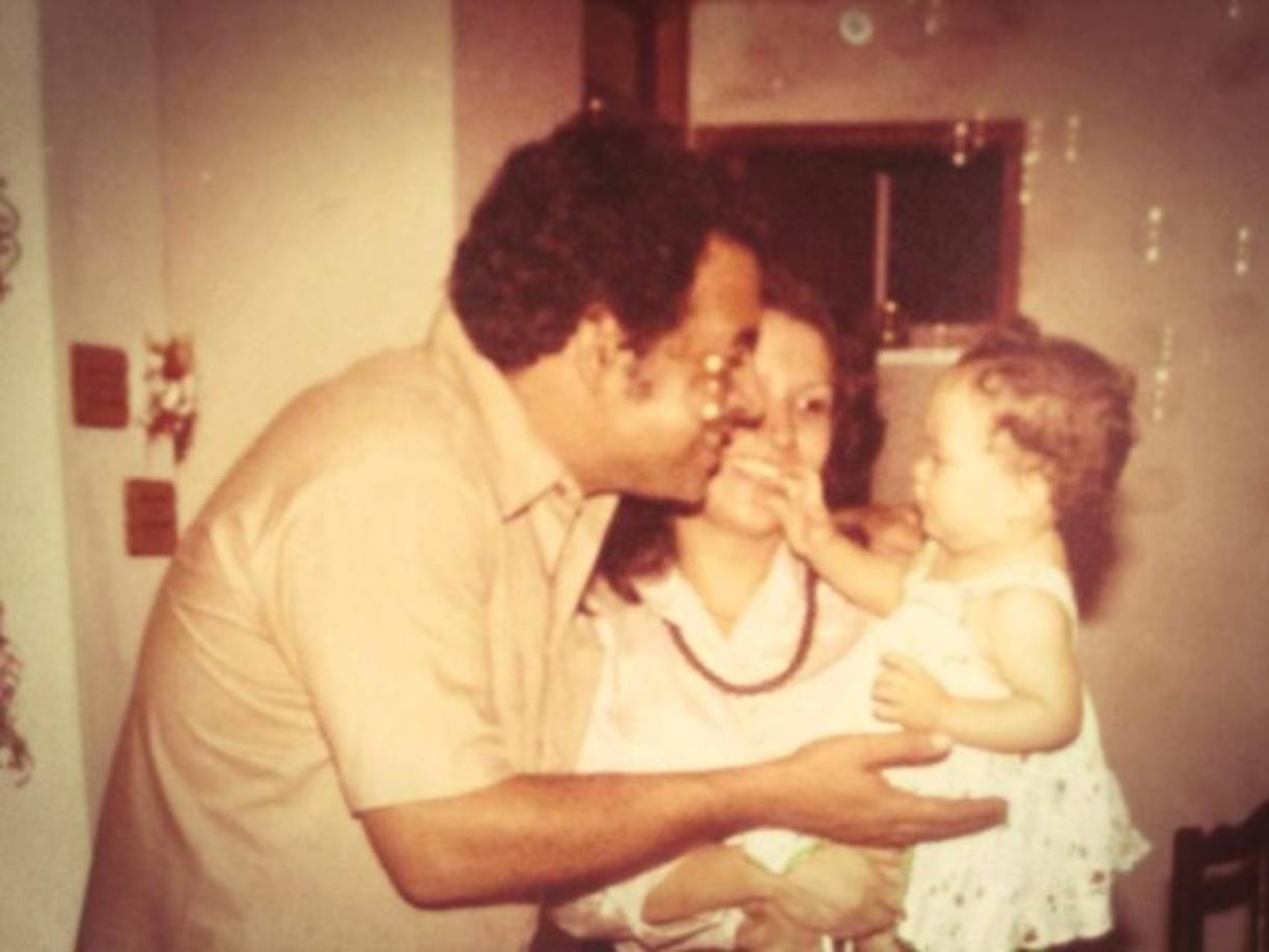 La famosa periodista hondureña Satcha Pretto junto a su fallecido padre y su madre.