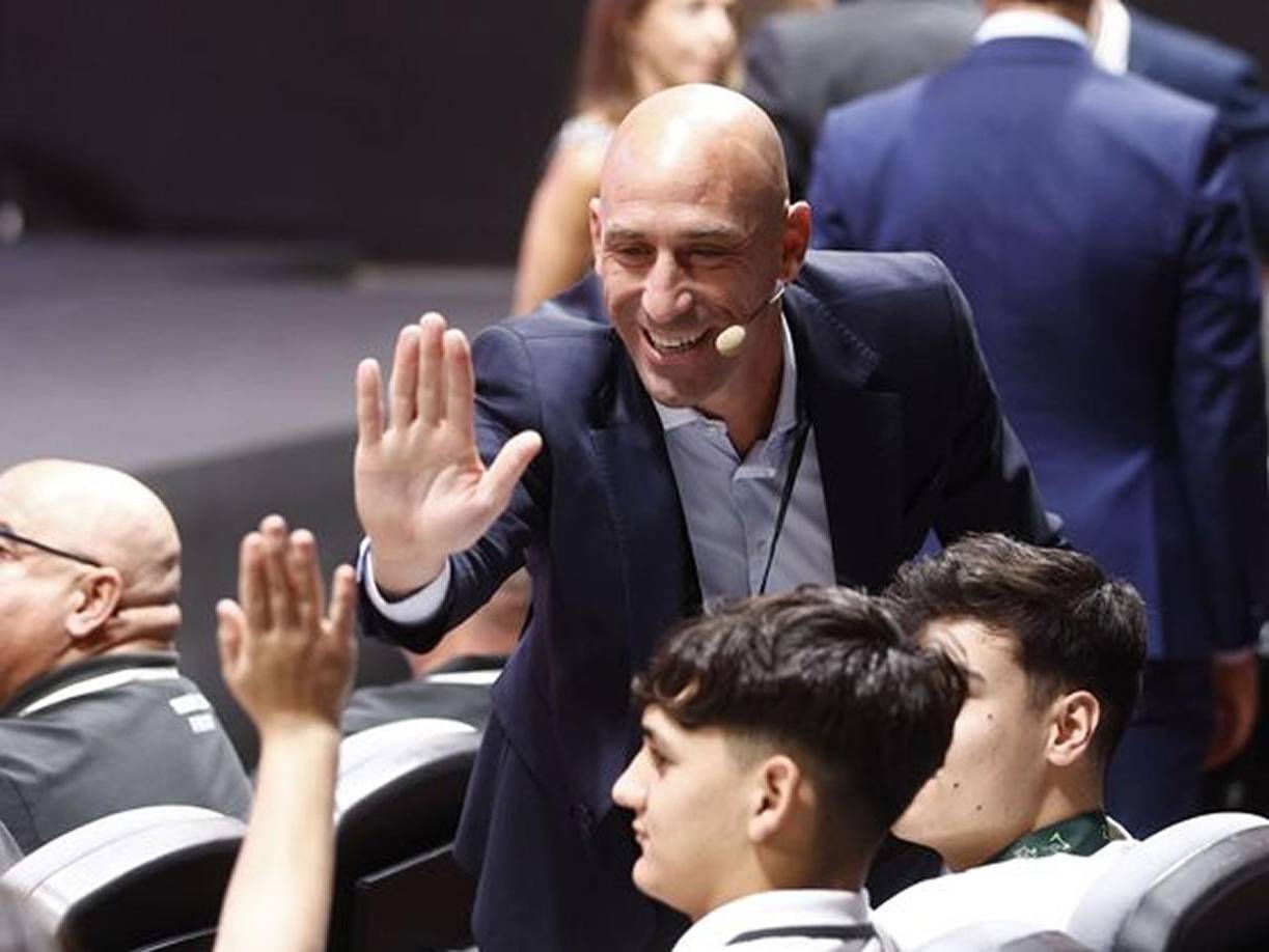 El ex futbolista colmó de los privilegios que le permiten su poder a dos parejas en estos últimos seis años. Mujeres que compartieron con él desde viajes de negocios de lujo hasta trabajos de despacho de elevado salario y cuestionada funcionalidad.