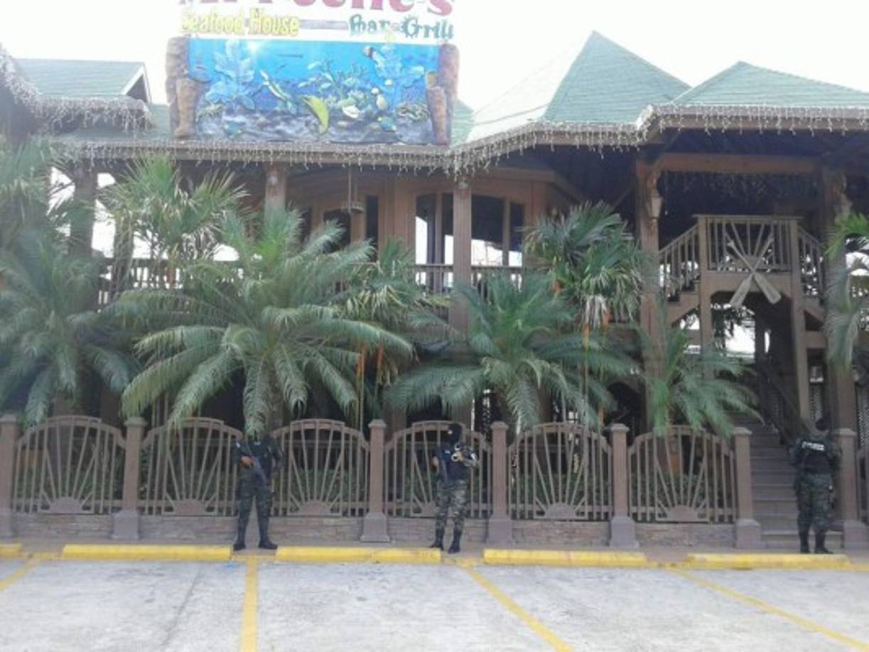 Uno de los bienes asegurados a Francisco Javier Zelaya Fúnez en La Ceiba es el restaurante Arrecifes. Foto facilitada por la Fuerza de Seguridad Interinstitucional Nacional (Fusina).
