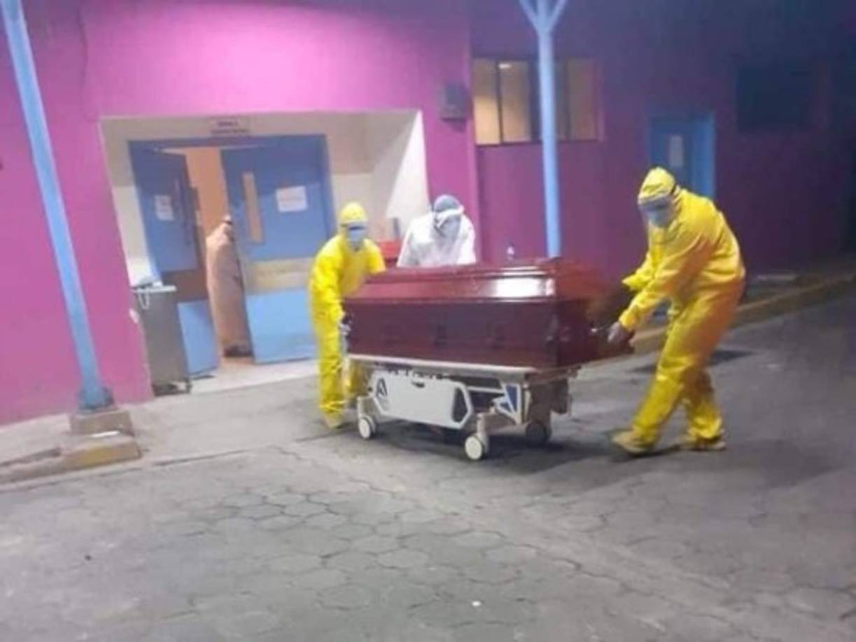 Habitantes y médicos de Nicaragua temen que el país esté a las puertas del caos por la rápida propagación del coronavirus, ante la falta de medidas para contenerlo y el aumento de los entierros express aunado a un hermetismo oficial sobre los contagios en el territorio.