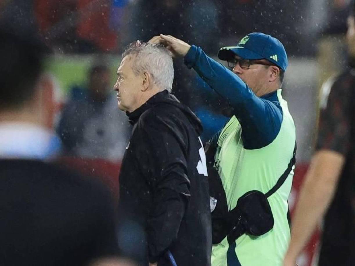 En el partido, México cayó 2-0 ante Honduras, y Aguirre fue impactado por una lata lanzada desde las gradas, lo que lo obligó a recibir <b>cuatro puntadas</b> debido a la gravedad de la lesión. 