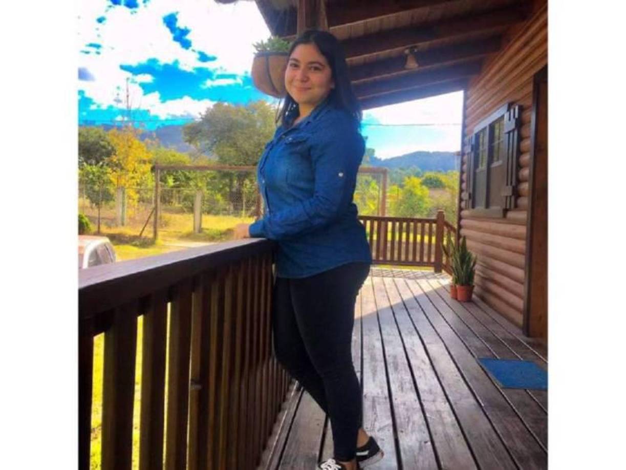 La joven se transportaba en un carro tipo turismo color rojo, el cual fue atacado a disparos por sujetos desconocidos.