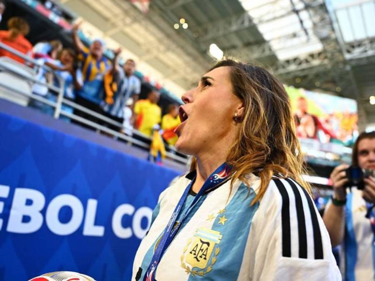 La cantante argentina Soledad Pastorutti también hizo acto de presencia, mostrando su apoyo a la selección.
