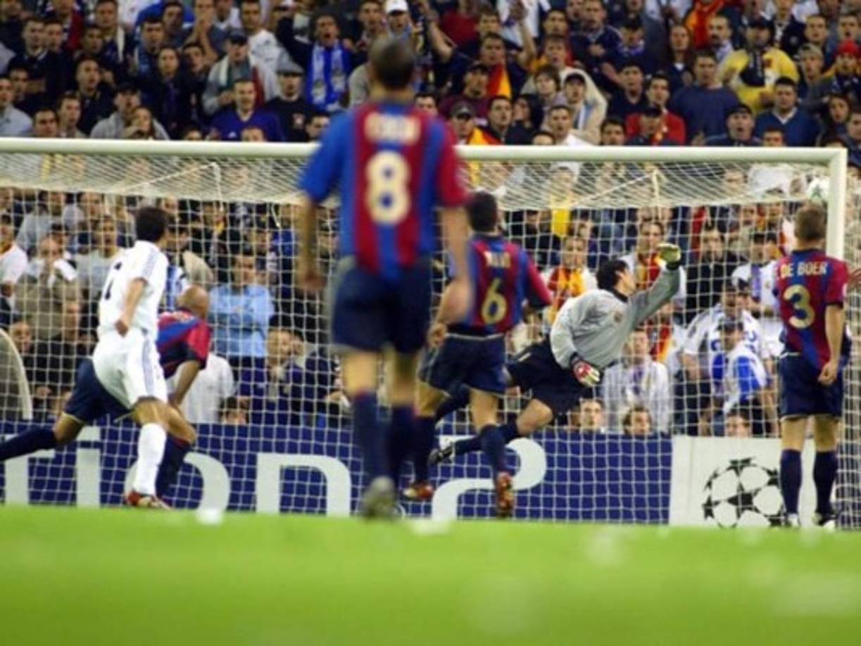En 2002, la Champions emparejó a Real Madrid y Barcelona en semifinales. Tras ganar 0-2 en el Camp Nou, en la vuelta Raúl dejó un golazo con un zurdazo seco, desde fuera del área, que entró por la escuadra izquierda de Roberto Bonano.
