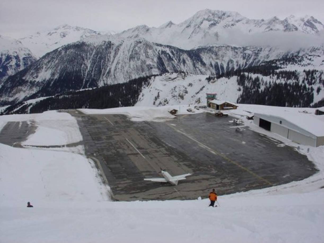 Aeropuerto internacional de Courchevel, Francia: Lo llaman “la montaña rusa de la aviación”, porque su pista principal es ondulada, con subidas y bajadas que hacen del aterrizaje y el despegue toda una maniobra para especialistas.