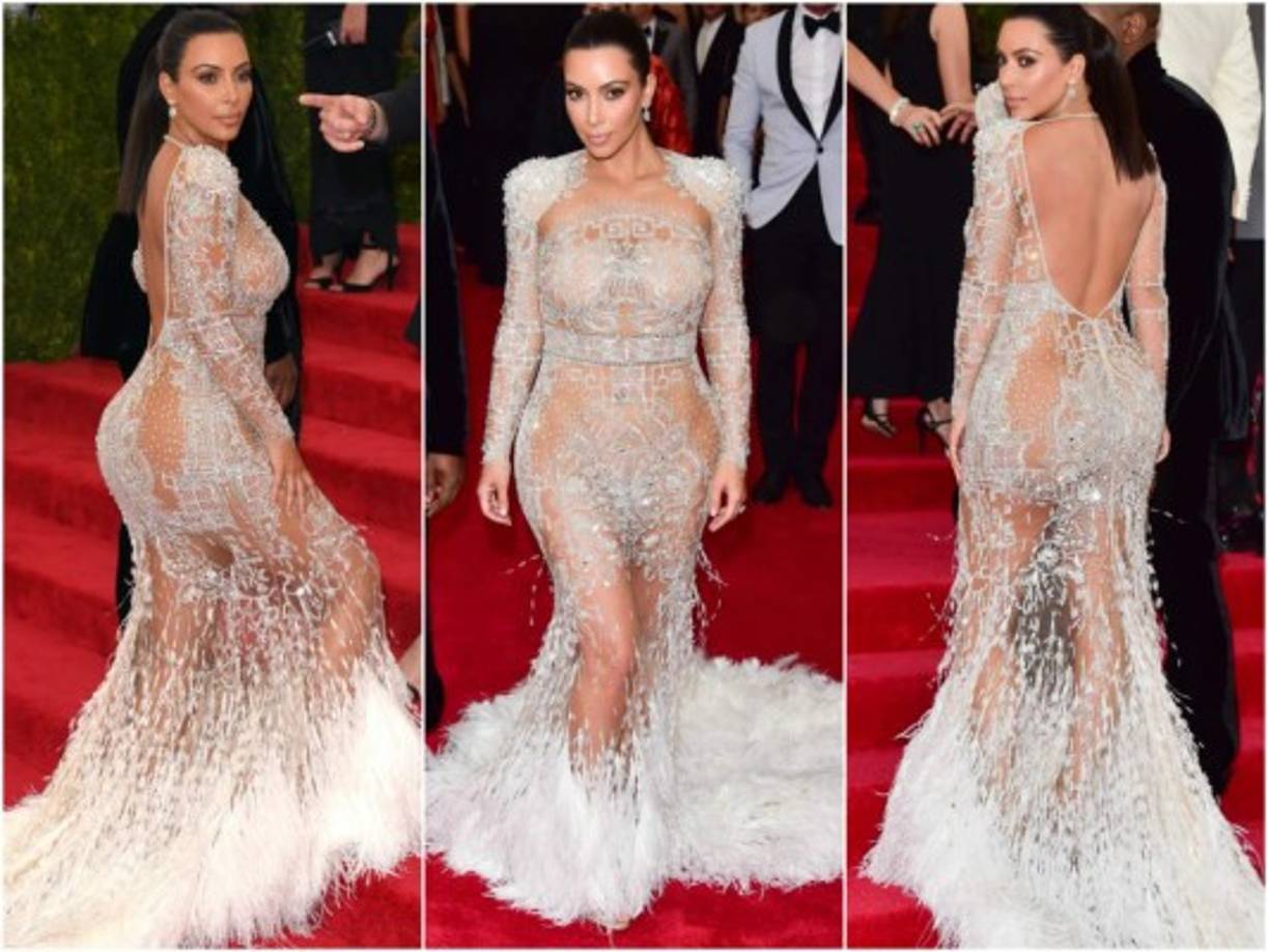 Año 2015: Kim Kardashian sabe cómo hacer para estar en las portadas de las revistas y periódicos del mundo. Fue noticia este año cuando desfiló por la alfombra roja de los MET con un vestido transparente de Roberto Cavalli.