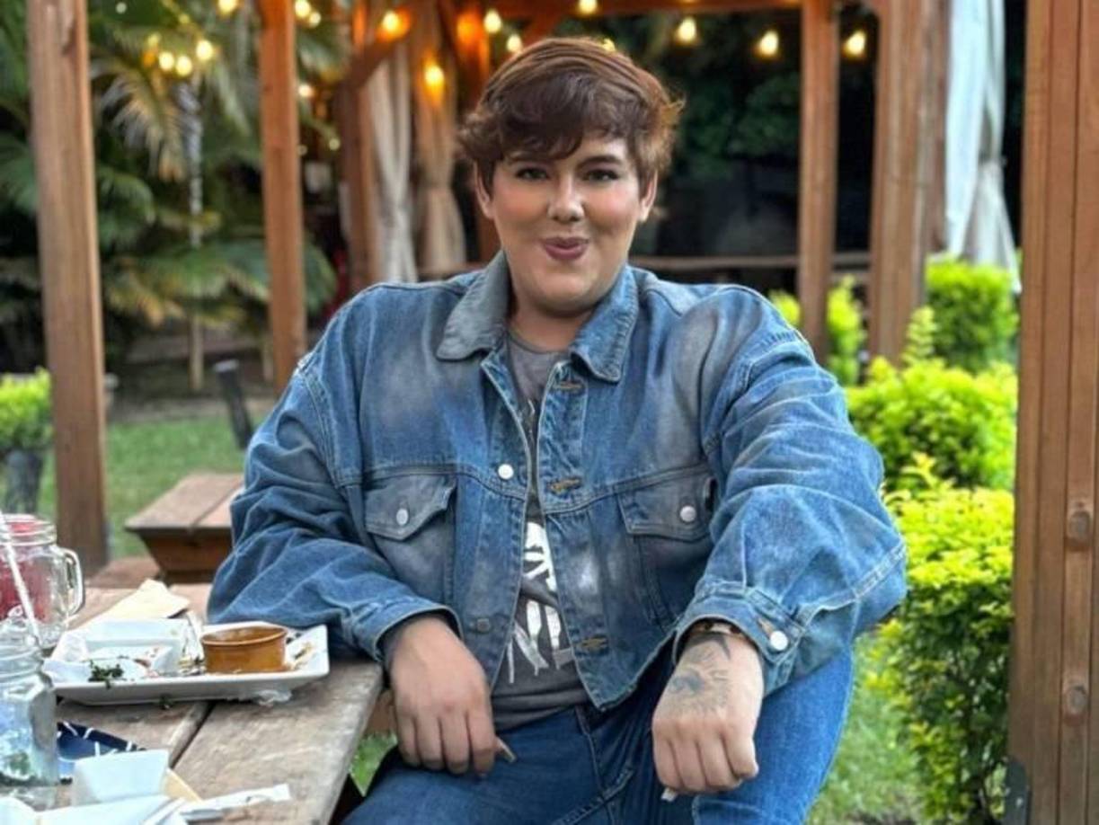 Antonio Sandrez en diversas ocasiones ha criticado los atuendos que utiliza Ariela Cáceres en diversos eventos, pero al parecer la periodista no se ha tomado a bien sus críticas y le respondió contundentemente.