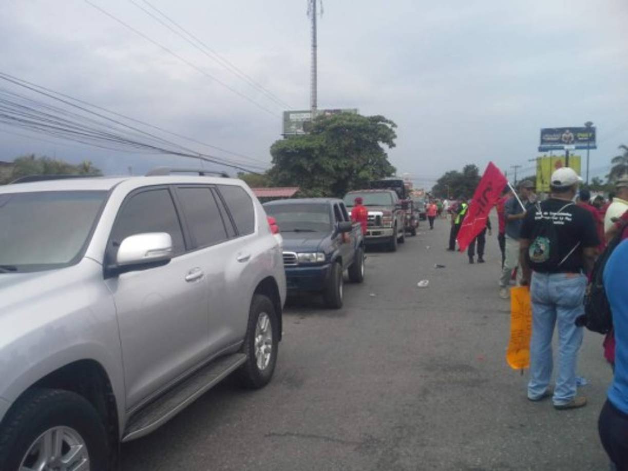 La marcha de los trabajadores en El Progreso generó caos vehicular ya que obstaculizó las caravanas que iban hacia Tela.