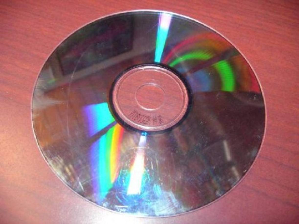 Eliminar arañazos en DVDs y CDs. En caso que un DVD o CD esté rayado o tenga manchas, se recomienda aplicar una fina capa de pasta de dientes en el disco y frotar con suavidad. Después, se debe enjuagar con agua directamente.