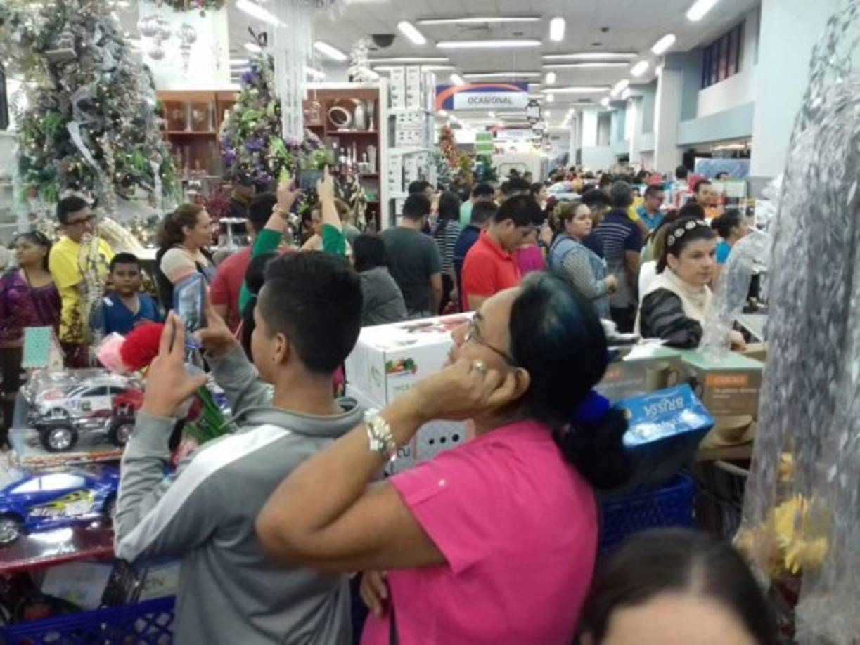 Las largas filas se observan al momento de cancelar en caja.