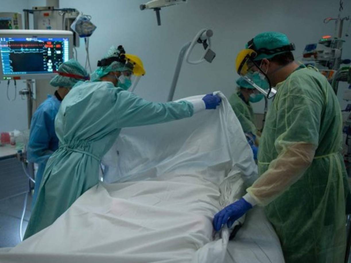 Desde la irrupción de la enfermedad, a la que tildó de 'gripecita', el presidente de Brasil, el ultraderechista Jair Bolsonaro, ha censurado la imposición de cuarentenas por parte de los estados y municipios, pues, según él, son un 'crimen' y una ruina económica.