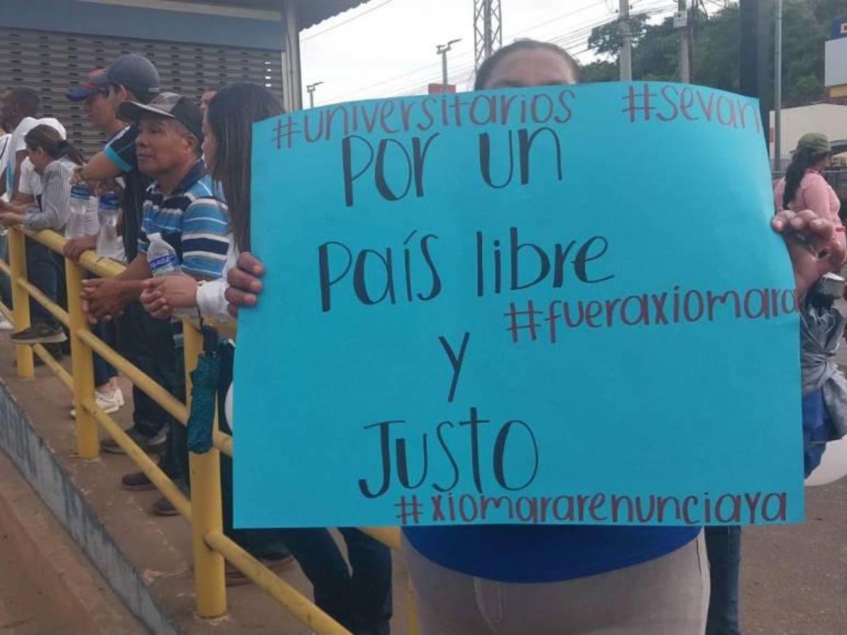 Los manifestantes escribieron mensajes contundentes en sus pancartas, exigiendo la renuncia de la presidenta, Xiomara Castro. “Por un país libre y justo”, “fuera Xiomara”, “Xiomara renuncia ya”, se lee en algunos de los rótulos.