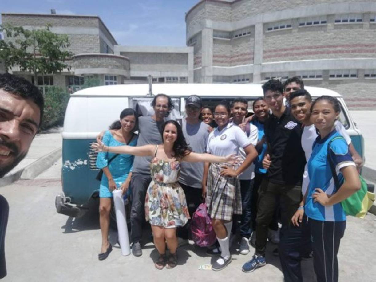 Con ella fundaron su proyecto de divulgación 'Acoge a un científico', en el cual dictan charlas a cambio de comida, hospedaje y cualquier apoyo en los destinos a los que llegan. También, venden postales, libretas y fichas científicas.