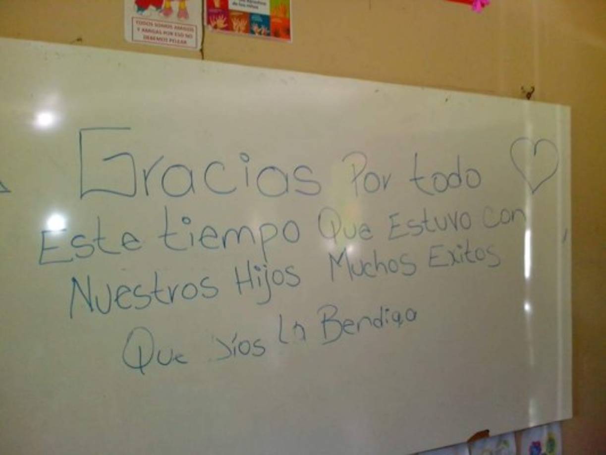 Esta fotografía muestra un afectuoso mensaje dejado por las madres de los alumonos de la docente, en marzo de 2014.