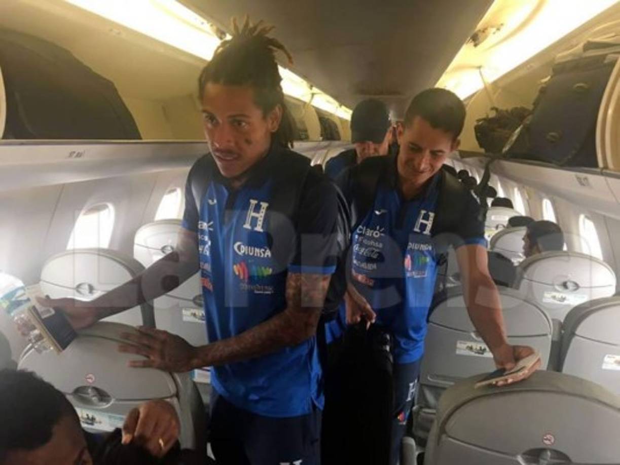 Henry Figueroa optó por dormir en el vuelo.