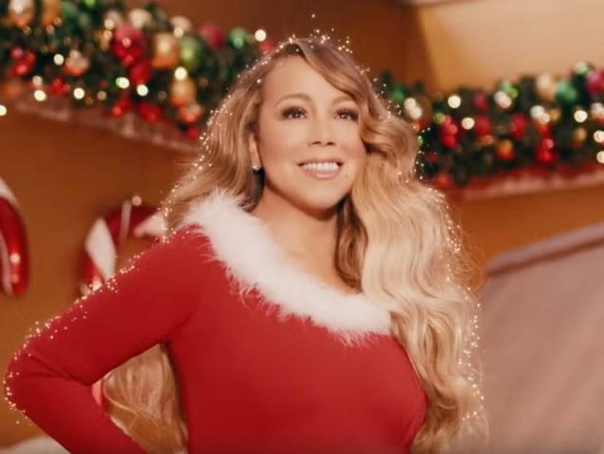 <b>1- “All I Want for Christmas is You” – Mariah Carey</b>Por supuesto que en primer lugar debe estar este clásico de Mariah Carey, que rompe récords cada año. El 25 de diciembre del 2023, por segundo año consecutivo, el tema batió el récord de Spotify como la canción más reproducida en un día. Alcanzó los 23,7 millones de reproducciones. El pasado 2022, el tema obtuvo 21,2 millones de escuchas en la plataforma musical.