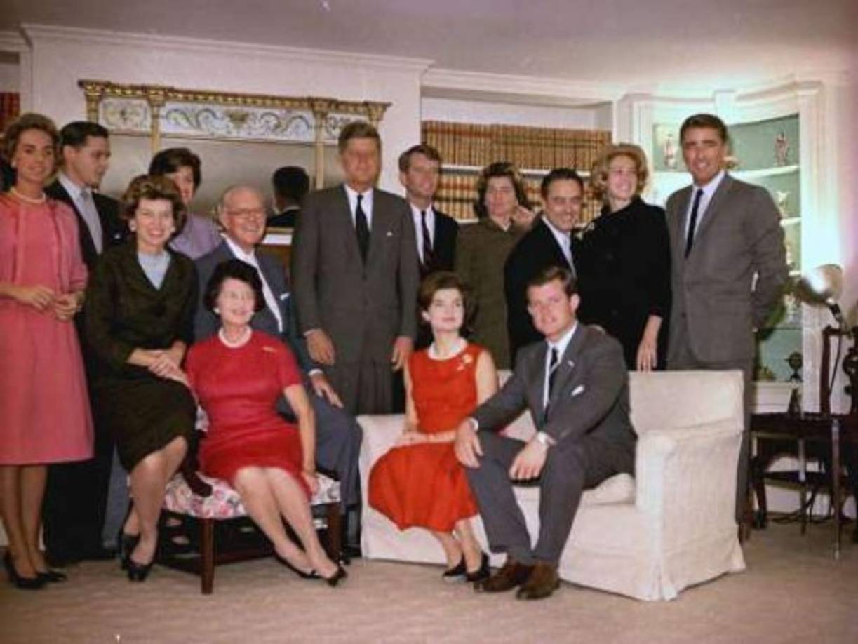 LA MALDICIÓN KENNEDY. El clan Kennedy fue lo más cercano a una familia real en la historia de los Estados Unidos. Sin embargo, a pesar de su riqueza y glamour, la familia ha estado plagada de tragedia. John F Kennedy y su hermano Bobby fueron asesinados, Rosemary Kennedy sufrió una lobotomía, Ted Kennedy fue el responsable de un accidente que mató a su mujer, mientras que otros cuatro miembros de la familia murieron en accidentes aéreos. Afortunadamente, las cosas han ido mejorando para la familia en los últimos años.