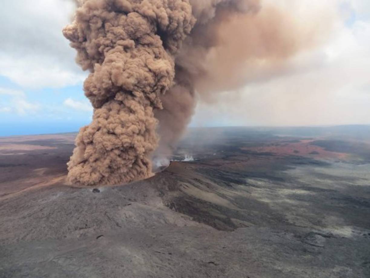 De acuerdo con el servicio estadounidense de geología y sismología (USGS), el terremoto se registró a las 22H32 GMT y se centró en el flanco sur del volcán Kilauea, que hizo erupción por primera vez el jueves luego de una serie de temblores.
