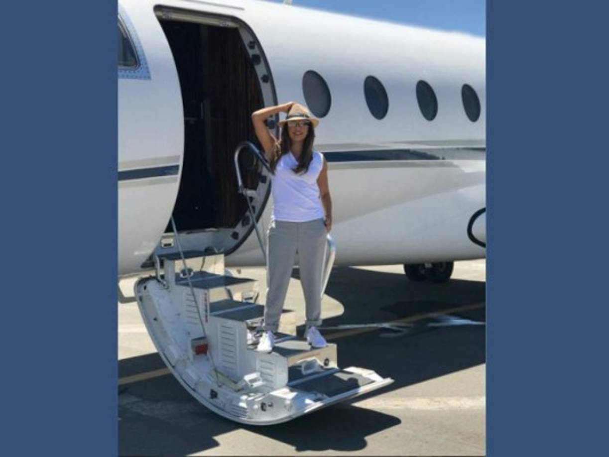 La actriz viajó junto a su esposo, el empresario Pepe Bastón para disfrutar de unas vacaciones en Ibiza, España.