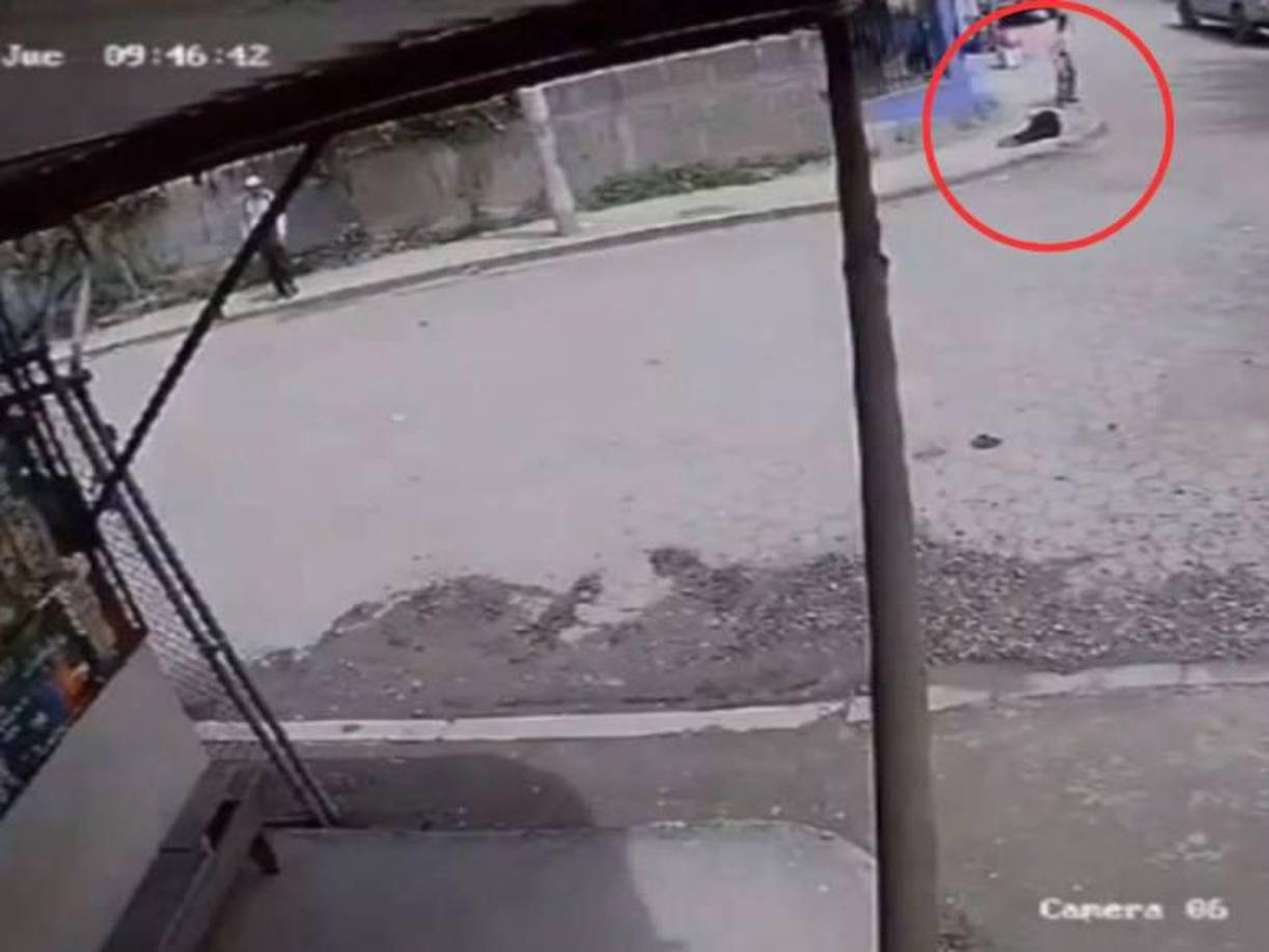 Todo lo anterior quedó registrado en una cámara de seguridad. 