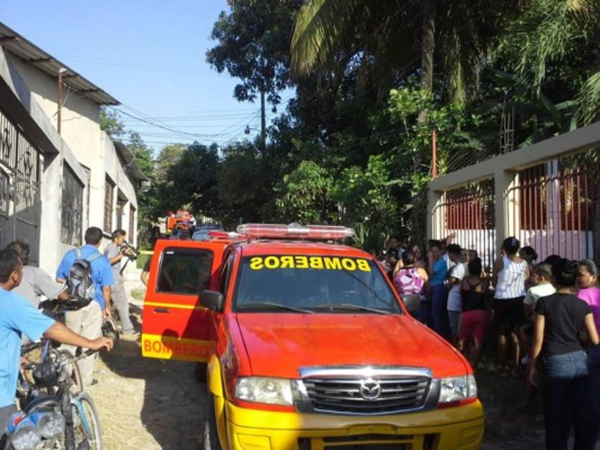 Varias unidades del Cuerpo de Bomberos se han abocado al lugar del siniestro.