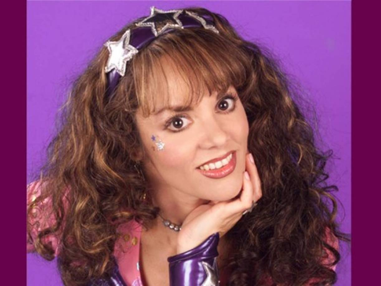 Su estilo único con un vestuario muy colorido y un espíritu lleno de alegría logró conquistar a millones.