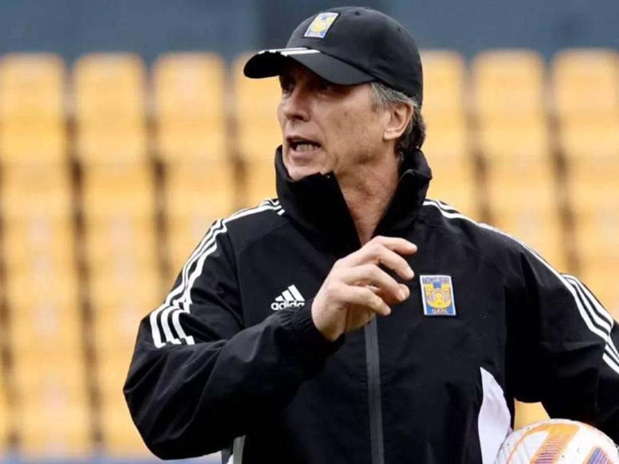 Todo comenzó luego de que Tigres sorprendió al anunciar la marcha de Robert Dante Siboldi, señalando que el entrenador ‘no quiso renovar’ su vínculo con la institución en medio de señalamientos que lo acusaban de facilitar información a equipos rivales, así como el que sostenía una relación con Tatiana Flores.