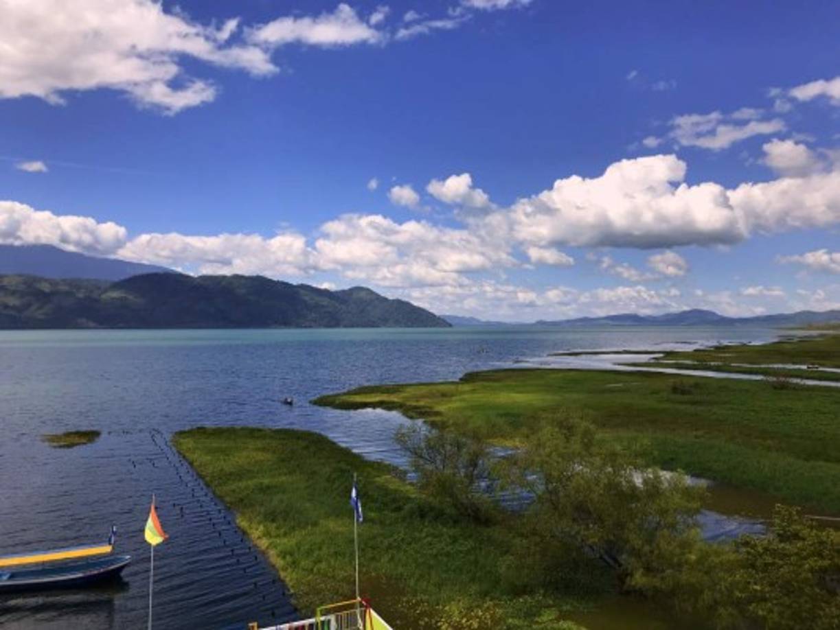 3. Lago de Yojoa:<br/>El Lago de Yojoa tiene una longitud de 16 km y un ancho de 6 km,​ se encuentra localizado entre los departamentos de Comayagua, Cortés y Santa Bárbara. El Lago de Yojoa se encuentra a unos 184 kilómetros de Tegucigalpa, capital de Honduras.<br/>