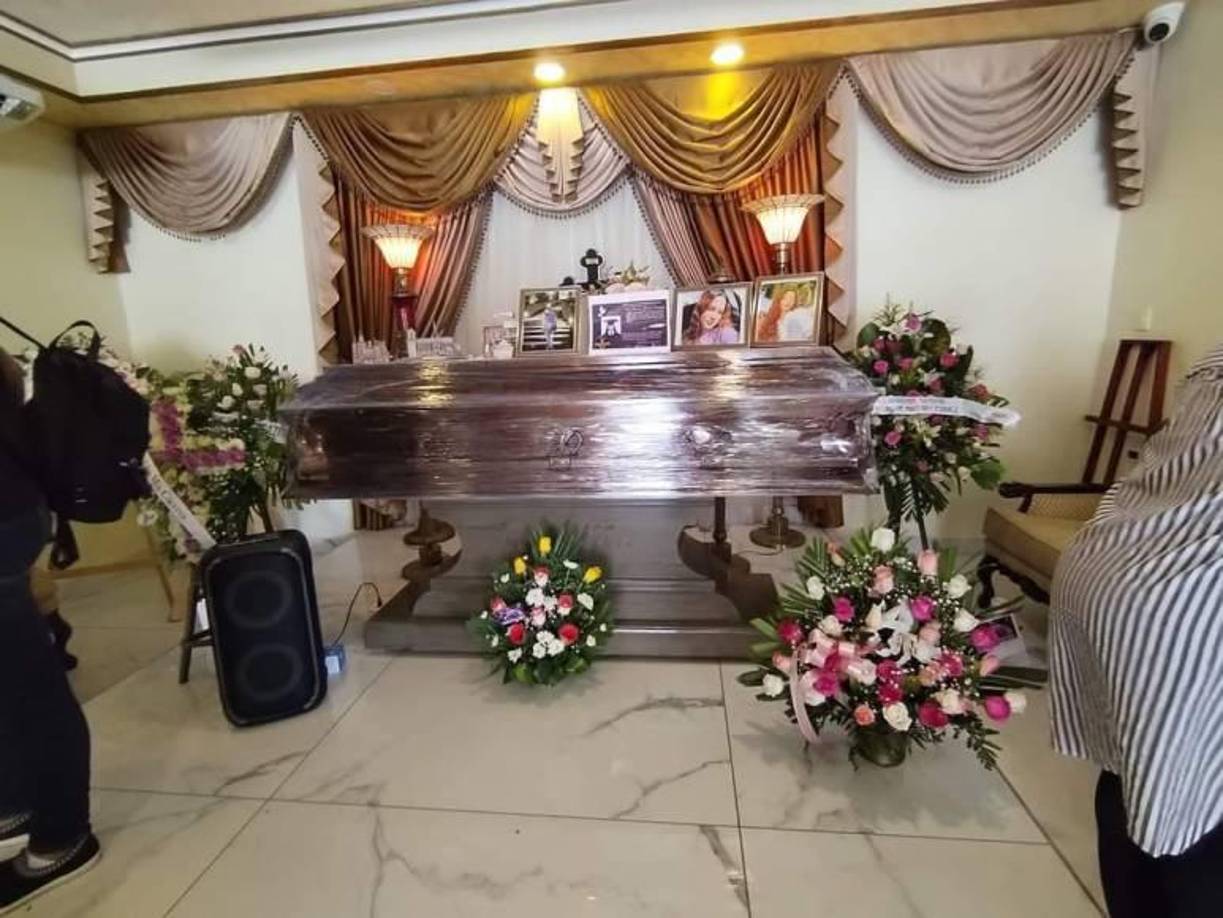 Mía Cáceres fue velada y sepultada el lunes en Tocoa, Colón, de donde era originaria. 