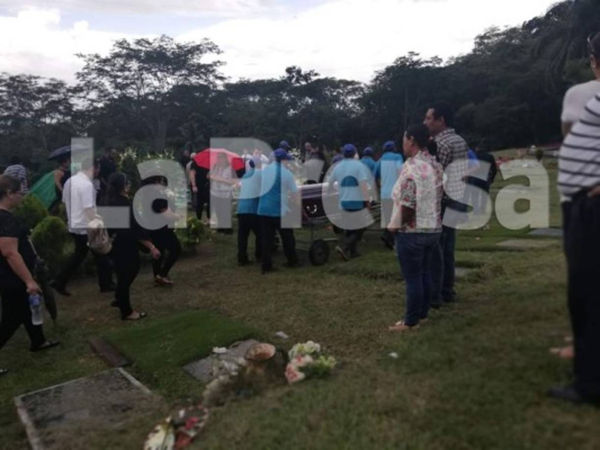 Familiares y amigos recordaron este día al abogado Rubén Mateo Galán, asesinado el pasado martes por un desconocido dentro de su bufete ubicado en el barrio Guamilito, y le dieron el último adiós durante su sepelio esta tarde en un cementerio de San Pedro Sula.