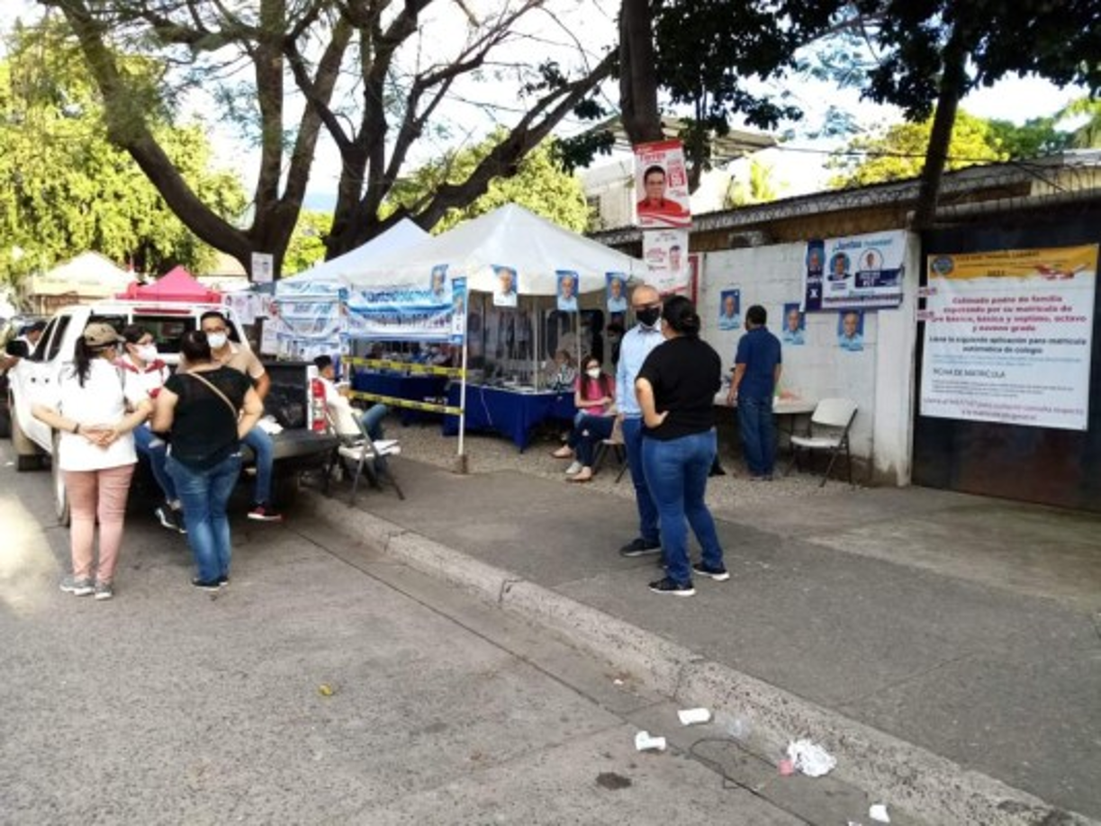 Los sampedranos que les toca ejercer el sufragio en la escuela José Trinidad Cabañas delbarrio Guamilito están preparados.