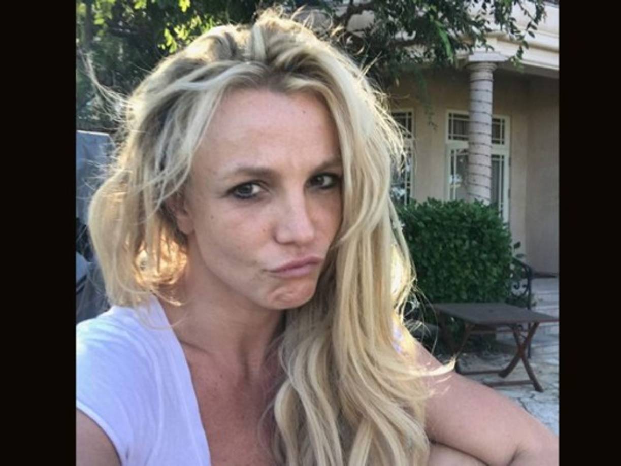 'En los días en los que no me pinto… este es mi verdadero yo sin glamour, un placer conocerlos', escribió Britney en las fotos.